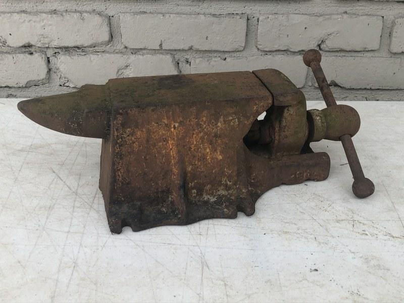 OLD COMBINATION ANVIL & VISE, FOUND IN THE YARD AT THE (1 of 3)