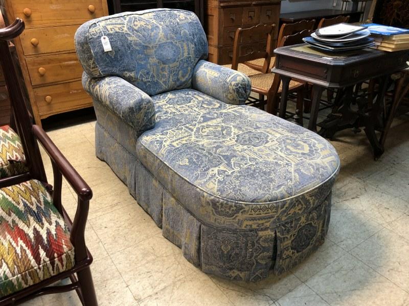BEAUTIFUL & COMFORTABLE CUSTOM CHAISE, IN SUPER CLEAN: BEAUTIFUL & COMFORTABLE CUSTOM CHAISE, IN SUPER CLEAN CONDITION, FROM INTERIOR DECORATOR'S INDOOR STORAGE, CLEAN AS A WHISTLE. MEASURES 67" L X 32" WIDE X BACK IS 33" HIGH.