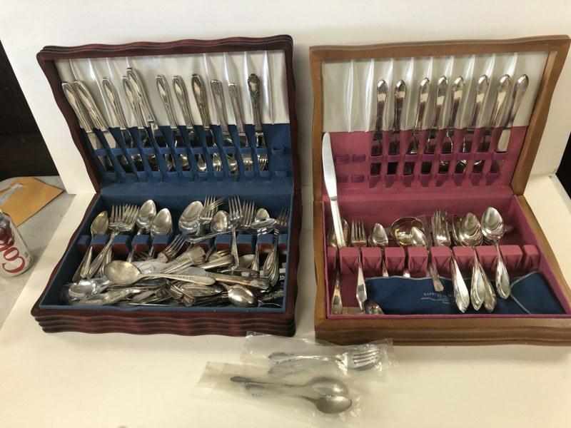 (2) OLDER ROGERS SILVERPLATE FLATWARE SETS, PLUS ODD: (2) OLDER ROGERS SILVERPLATE FLATWARE SETS, PLUS ODD PIECES, FROM LOCAL ESTATE, ALSO (4) PCS. STERLING IN PLASTIC, AS PICTURED. BASICALLY 2 SERVING FOR (8) SETS, AND SOME ODD PIECES.