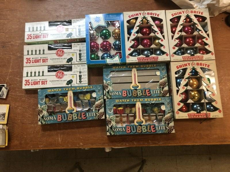 OLDER CHRISTMAS LOT INCL. BULBS (ALL GOOD) LIGHTS, AND: OLDER CHRISTMAS LOT INCL. BULBS (ALL GOOD) LIGHTS, AND 3 BOXES OF BUBBLERS, WITH SOME OF THE BUBBLER LIGHTS BURNED OUT AND CRACKED.