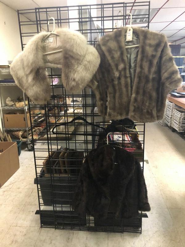 ESTATE FUR LOT INCLUDES 3 CAPES, 1 HAS TEAR IN ARM, AND: ESTATE FUR LOT INCLUDES 3 CAPES, 1 HAS TEAR IN ARM, AND 1 FUR HAT
