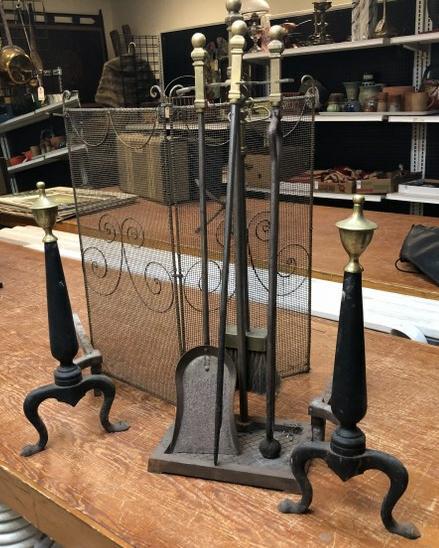 ESTATE LOT ANDIRONS, SMALL SCREEN & HEAVY BRASS: ESTATE LOT ANDIRONS, SMALL SCREEN & HEAVY BRASS FIREPLACE TOOLS.