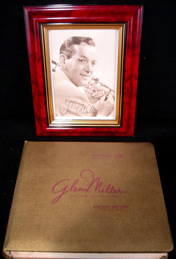 BANDLEADER GLENN MILLER 1940'S AUTOGRAPHED FRAMED : BANDLEADER GLENN MILLER 1940'S AUTOGRAPHED FRAMED PUBLICITY PHOTO & VINTAGE COLLECTOR'S SET OF GLENN MILLER 45 RECORDS