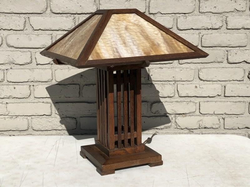ARTS & CRAFTS OAK TABLE LAMP W/CARAMEL SLAG GLASS (1 of 3)