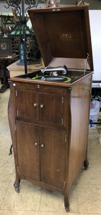 VICTOR VICTROLA MODEL VV-XI SERIAL NO 827083, (1 of 7)