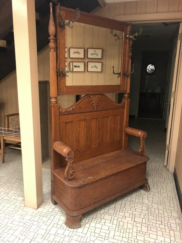 LARGE CIRCA 1910 OAK HALL BENCH /TREE, QURATER SEWN OAK (1 of 2)