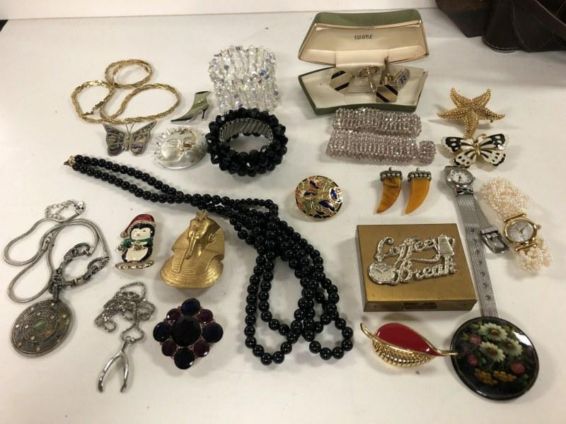MISC. LOT ESTATE COSTUME JEWELRY, SOME COOL THINGS AS 2: MISC. LOT ESTATE COSTUME JEWELRY, SOME COOL THINGS AS 2 BAKELITE TEETH LIKE PENDANTS, GLASS BEADED BRACELETS, ETC.