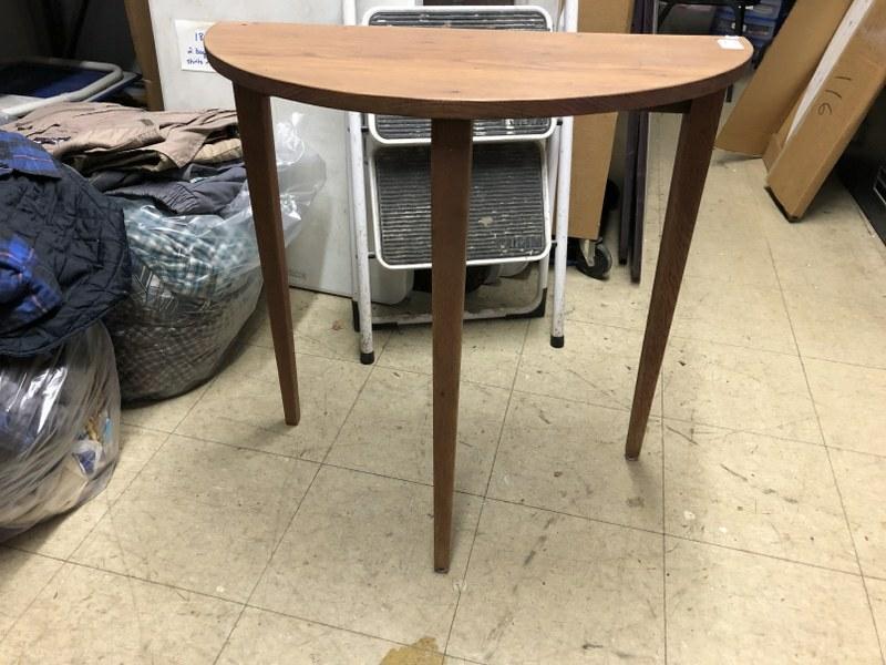 6 TILE TOP METAL BASE RESTAURANT OR CAFE TABLES, ALL (1 of 4)