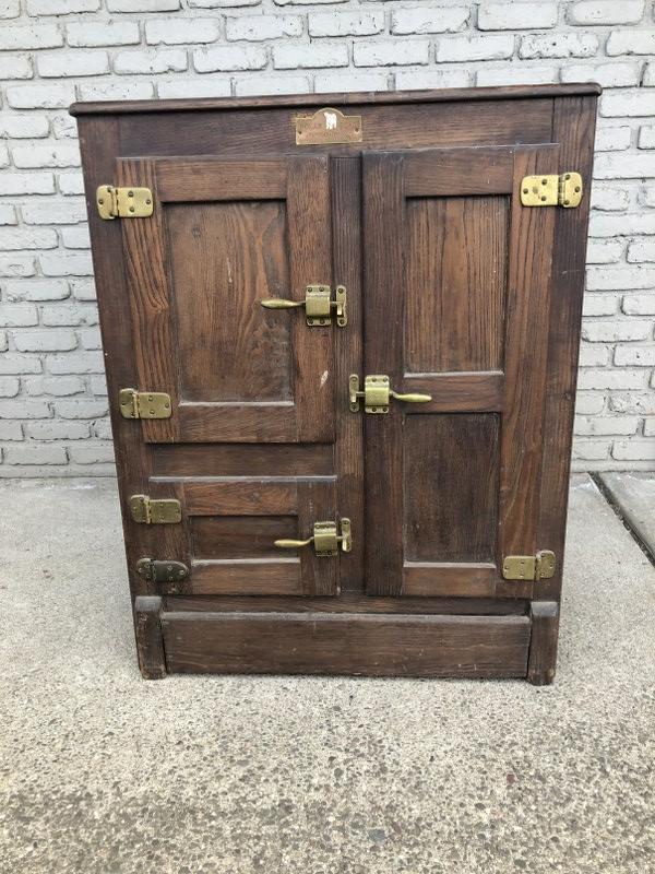 CIRCA 1900 POLAR BEAR OAK ICE BOX IN AS FOUND ESTATE (1 of 7)