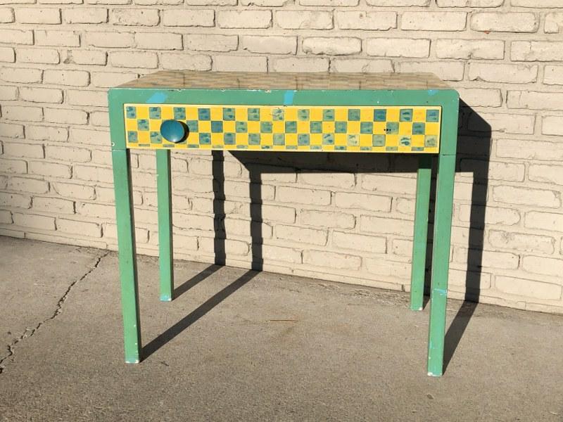 MID CENTURY METAL FOLKY PAINTED 1 DRAWER TABLE, 1: MID CENTURY METAL FOLKY PAINTED 1 DRAWER TABLE, 1 MISSING KNOB INSIDE DRAWER