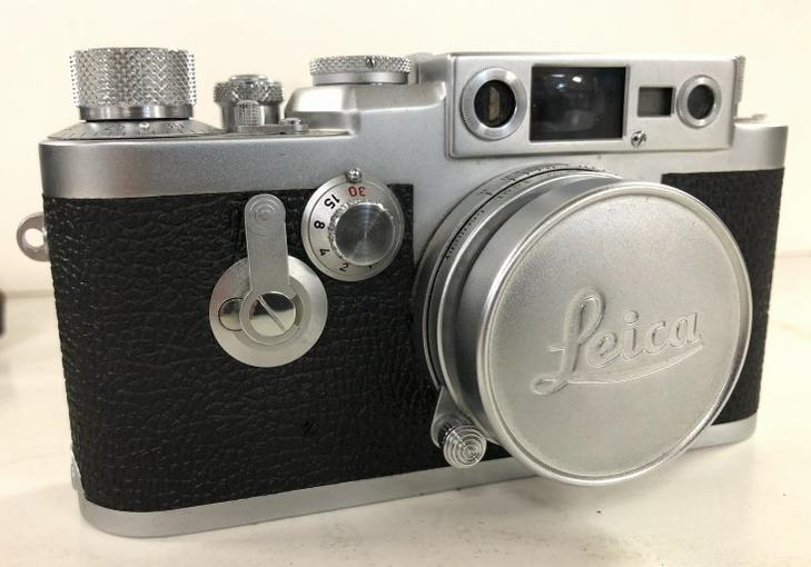 ESTATE LEICA DBP CAMERA IN WONDERFUL, LITTLE USE, NOT: ESTATE LEICA DBP CAMERA IN WONDERFUL, LITTLE USE, NOT ABUSED CONDITION, SELLING FOR ESTATE, IT WAS HIS FATHER'S. IN ORIGINAL CASE, NR.877 771. TRULY IN REMARKABLE CONDITION.