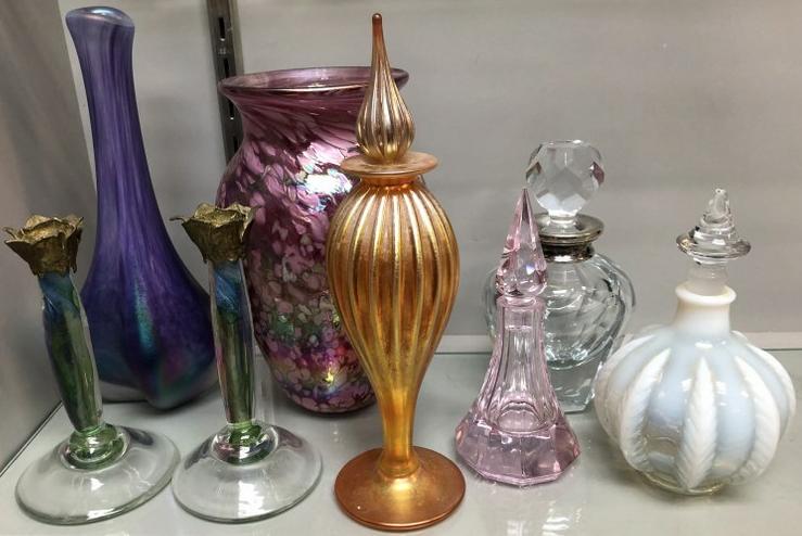 ESTATE LOT CONTEMPORARY ART GLASS, CANDLESTICKS, & SOME (1 of 4)