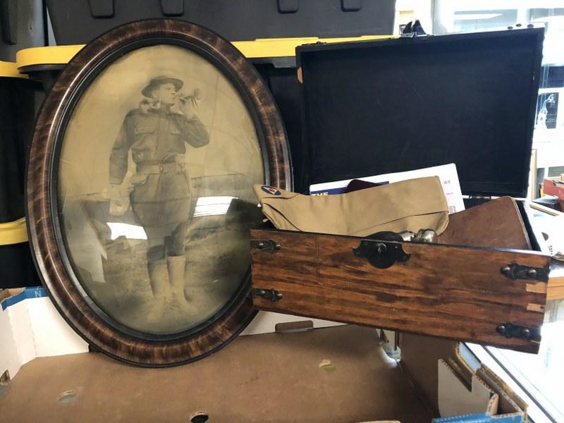 MILITARY LOT INCL. WWI PICTURE & BOX WITH A FEW (1 of 5)