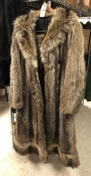 LADIES RACOON COAT W/HAT, FROM LOCAL ESTATE ,GOOD: LADIES RACOON COAT W/HAT, FROM LOCAL ESTATE ,GOOD ESTATE CONDITION, MEASURES 48" FROM TOP TO BOTTOM