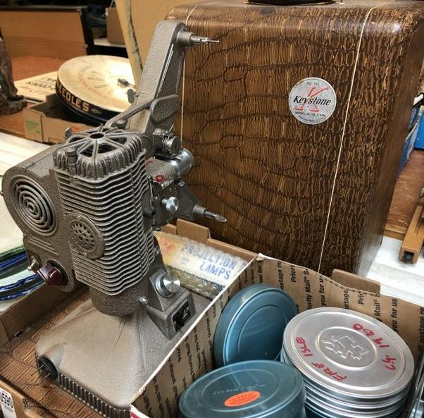 KEYSTONE OLDER MOVIE PROJECTOR IN GOOD CONDITION W/CASE (1 of 1)