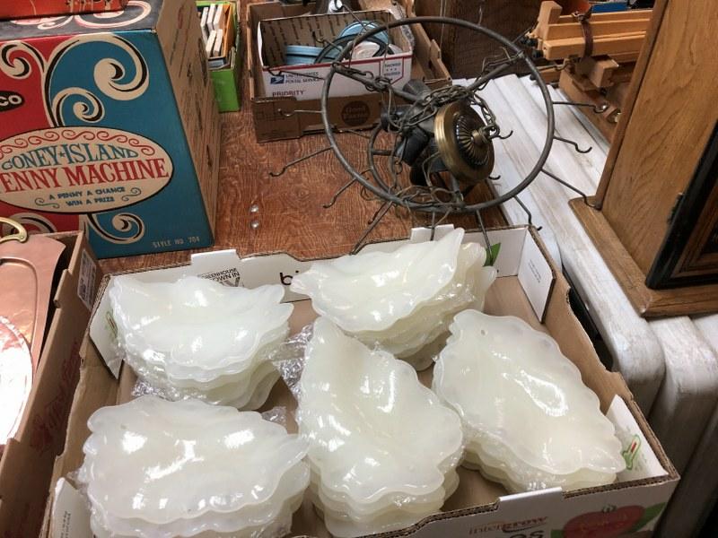 UNUSUAL MID CENTURY STYLE LAMP WITH 30 HANGING GLASS (1 of 3)