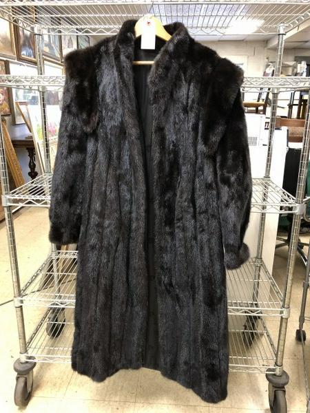 NICE OLDER ESTATE FUR COAT, IN GOOD, WELL TAKEN CARE OF: NICE OLDER ESTATE FUR COAT, IN GOOD, WELL TAKEN CARE OF ESTATE CONDITION. MEASURES 43" FROM SHOULDERS TO BOTTOM. THE LINER ON BOTTOM NEEDS TO BE HEMMED UP, STARTING TO SEPARATE. NICE AND CLEAN, NON SM