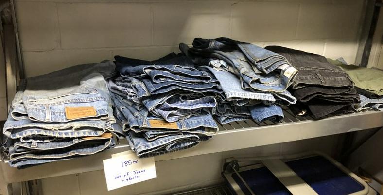 LOT OF 25 PRS OF JEANS & 4 PR OF SHORTS, MOST 38 & 40: LOT OF 25 PRS OF JEANS & 4 PR OF SHORTS, MOST 38 & 40 WAIST SIZE, SOME MORE WORN THAN OTHERS