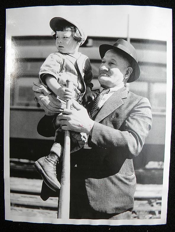 HONUS WAGNER 1954 PRESS PHOTOGRAPH AT PIRATES SPRIN: HONUS WAGNER 1954 PRESS PHOTOGRAPH AT PIRATES SPRING TRAINING FACLITY PASO ROBLES, CALIFORNIA.