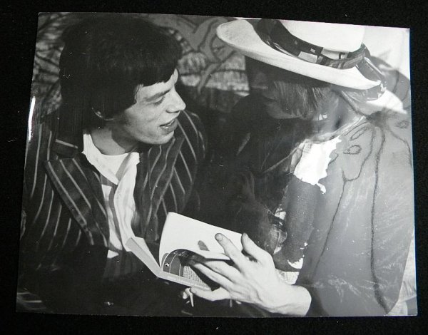 MICK JAGGER 1967 PRESS PHOTO WITH BRIAN JONES, INFO: MICK JAGGER 1967 PRESS PHOTO WITH BRIAN JONES, INFORMATION PICTURED ON BACK. MEASURES 8" X 10".
