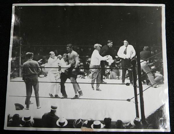 1927 PRESS PHOTO JACK DEMPSEY VS SHARKEY. WONDERFUL: 1927 PRESS PHOTO JACK DEMPSEY VS SHARKEY. WONDERFUL IMAGE SHOWING DEMPSEY WALKING BACK TO HIS CORNER. MEASURES 8" X 10".