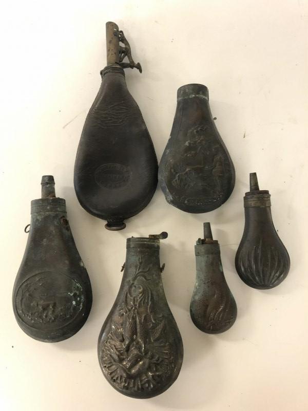 AS FOUND ESTATE LOT OF GUN POWDER POUCHES INCLUDING ONE: AS FOUND ESTATE LOT OF GUN POWDER POUCHES INCLUDING ONE LEATHER, ALL IN AS FOUND ESTATE CONDITION, FROM BROOKLY, N.Y. ESTATE. SOME WITH HUNTING SCENES, BIRDS, ETC.