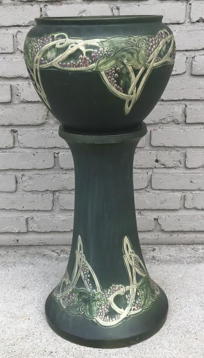 ROSEVILLE VINTAGE ROSECRAFT JARDINAIRE & PEDESTAL, VERY: ROSEVILLE VINTAGE ROSECRAFT JARDINAIRE & PEDESTAL, VERY GOOD ESTATE CONDITION, FROM ESTATE IN HUDSON VALLEY. TOGETHER THEY MEASURE 30" HIGH.