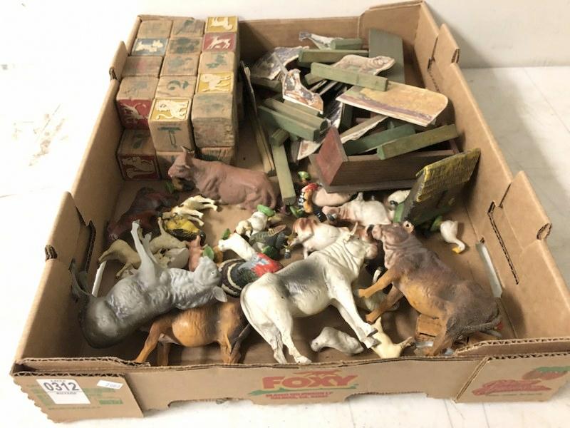 ESTATE BOXLOT OLD COMPOSITION FARM ANIMALS, CARDBOARD (1 of 5)