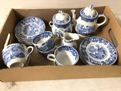 ANTIQUE CHILDS BLUE & WHITE TEA SET, VERY NICE ESTATE: ANTIQUE CHILDS BLUE & WHITE TEA SET, VERY NICE ESTATE CONDITION, INCLUDES TEAPOT, SUGAR, CREAMER, 6 CUPS, 6 SAUCERS, 6 PLATES, FROM STANFORDVILLE, N.Y. FARMS ATTIC.