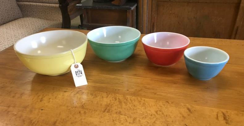 NEST OF PYREX VINTAGE BOWLS IN GOOD CONDITION: NEST OF PYREX VINTAGE BOWLS IN GOOD CONDITION