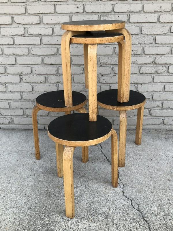 NEST OF 5 MID CENTURY STANDS WITH BLACK TOPS, SOME WEAR (1 of 2)