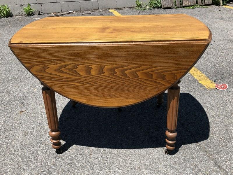 COUNTRY OAK DROPLEAF TABLE, VERY CLEAN, FROM (1 of 2)