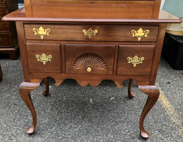 HITCHCOCK MAHOGANY LOWBOY, MADE 7/31/1986, NICE ESTATE: HITCHCOCK MAHOGANY LOWBOY, MADE 7/31/1986, NICE ESTATE CONDITION, MEASURES 35" W X 22" DEEP X 22" HIGH