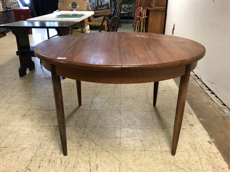 DANISH MODERN TEAK DINING ROOM TABLE W/LEAVES (1 of 4)