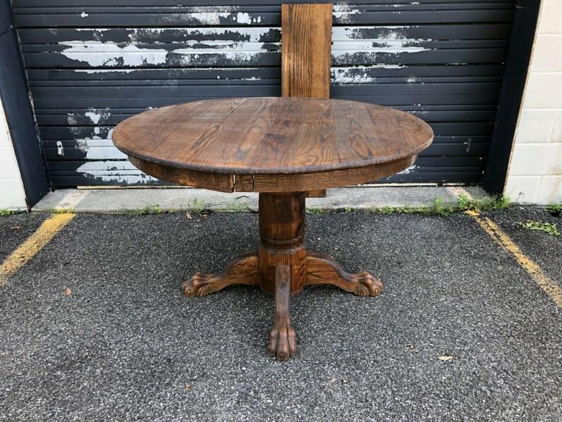 ROUND OAK TABLE W/CLAW FEET, 1 LEAF, MEASURES 47" (1 of 2)