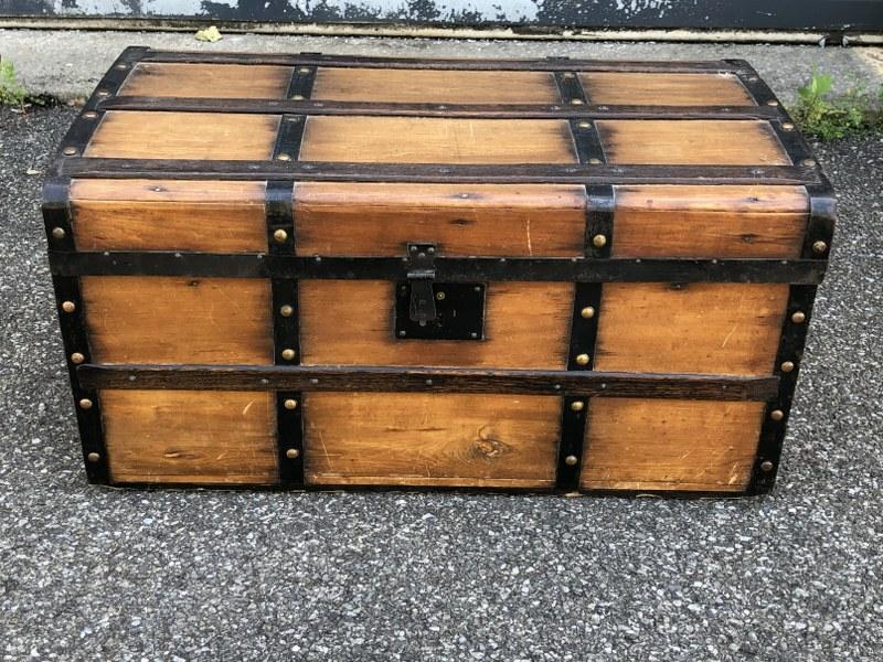 SMALL WOODEN TRUNK, 1 HANDLE (1 of 2)