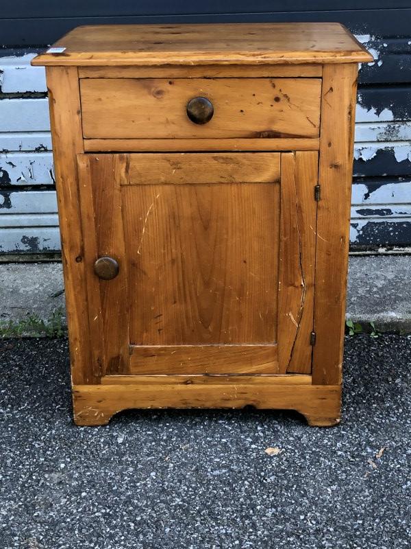 PINE 1 DRAWER STAND W/CRACKED DOOR THAT NEEDS TO BE (1 of 2)