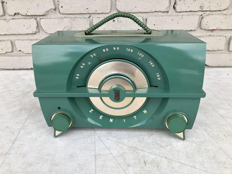 ZENITH VINTAGE TUBE RADIO MODEL J615F, FROM ESTATE (1 of 4)