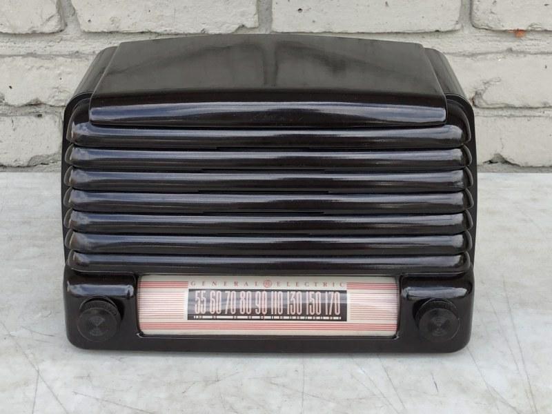GENERAL ELECTRIC 1940'S BAKELITE (?) TUBE RADIO, FROM (1 of 6)