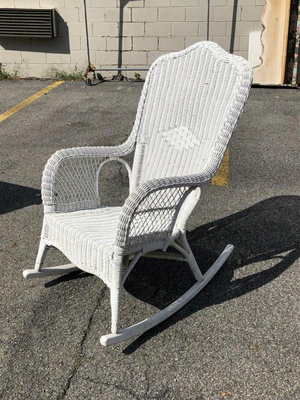 CONTEMPORARY WICKER ROCKER IN GOOD OVERALL CONDITION.: CONTEMPORARY WICKER ROCKER IN GOOD OVERALL CONDITION.