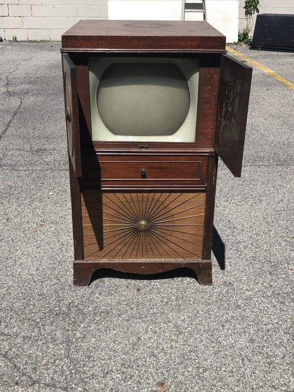 OLD MAHOGANY-CASE TELEVISION SET, GREAT USE AS PROP.: OLD MAHOGANY-CASE TELEVISION SET, GREAT USE AS PROP. CABINET HAS SCRATCHES CONSISTENT WITH AGE. MEASURES 41" H x 23" W w 24" D.