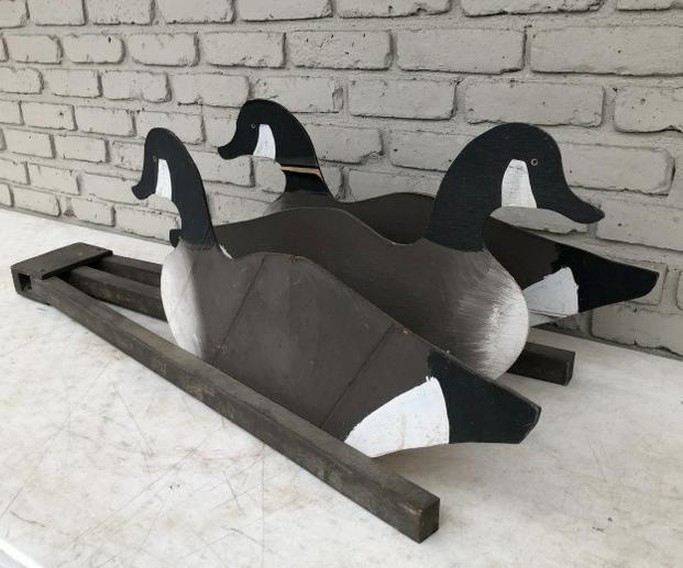 FOLKY (3) WOOD PAINTED DUCKS ON WOOD BOARDS THAT MOVE: FOLKY (3) WOOD PAINTED DUCKS ON WOOD SLATTED BOARDS THAT MOVE SO YOU CAN DISPLAY DIFFERENT WAYS, NOT SURE OF ITS USE. MEASURES 38.5" LONG. FROM HUDSON VALLEY HOME.