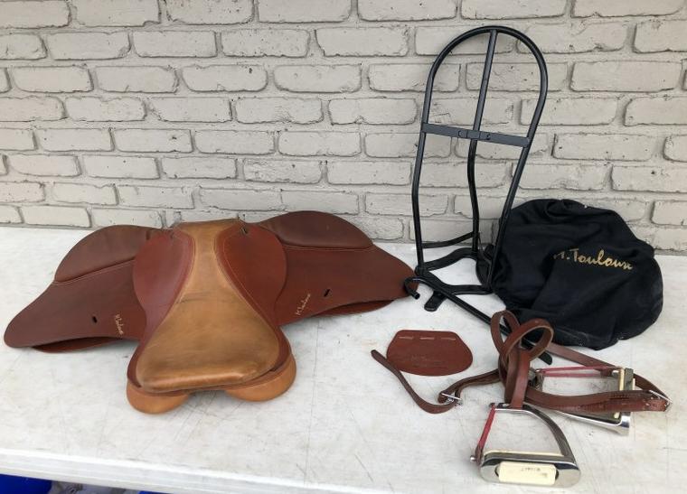 M TOULOUSE CLOSE CONTACT SADDLE (?) FROM FINE LOCAL: M TOULOUSE CLOSE CONTACT SADDLE (?) FROM FINE LOCAL HOME IN THE HUDSON VALLEY, APPEARS TO HAVE HAD LITTLE USE AND WELL TAKEN CARE OF, INCLUDED IS SADDLE HOLDER, CLOTH COVER, ETC. SEAT MEASURES 16" FRO