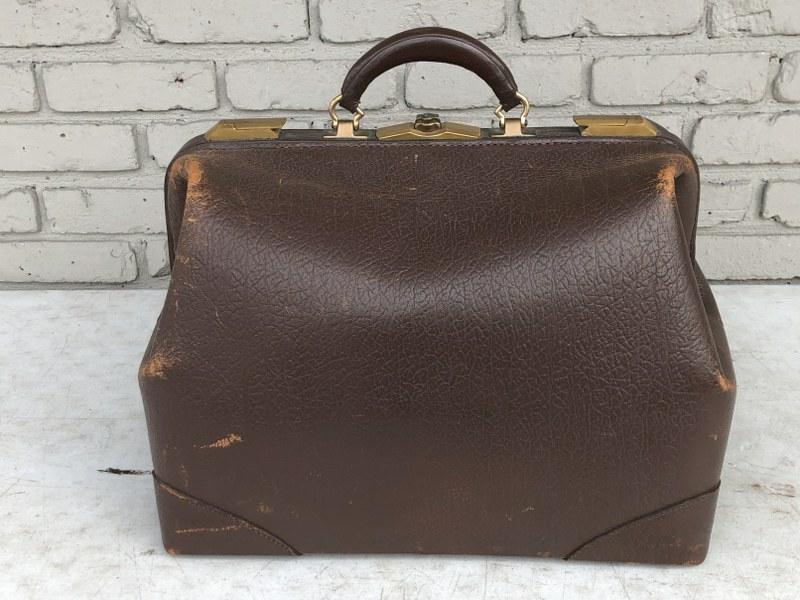 NICE OLD LEATHER TRAVEL BAG, CIRCA 1920'S OR SO, NICE: NICE OLD LEATHER TRAVEL BAG, CIRCA 1920'S OR SO, NICE LIGHTLY WORN PATINA, OPENS UP SMOOTHLY, INSIDE SOFT LEATHER INTACT. MEASURES 18" LONG X 14" HIGH.