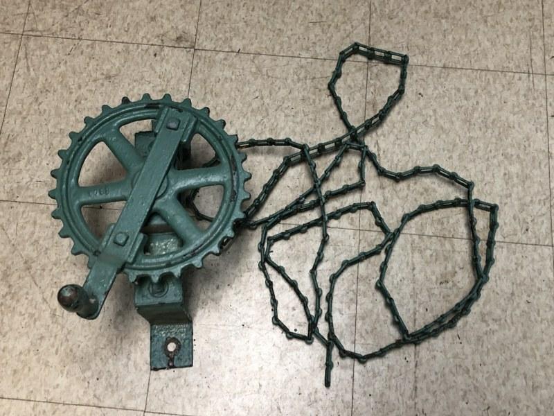 OLD GREEN IRON HAND CRANK PULLEY WITH CHAIN, WAS BEING (1 of 2)