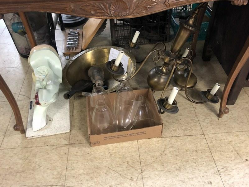 MISC ESTATE LOT INCLUDING HANGING BRASS LIGHT WITH (1 of 7)