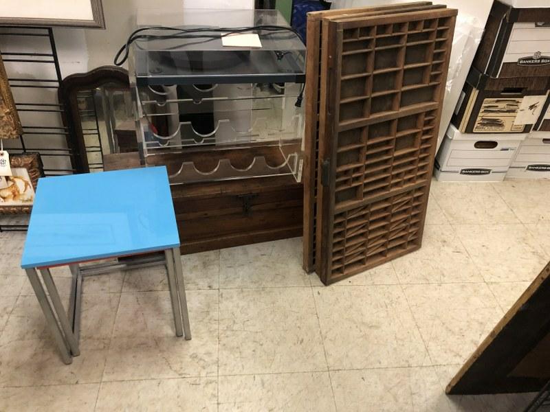 MISC ESTATE LOT INCLUDING 3 PRINT TRAYS, A GOLDRING: MISC ESTATE LOT INCLUDING 3 PRINT TRAYS, A GOLDRING TURNTABLE, OLD WOOD BOX, MIRROR, 2 STANDS AND A LUCITE WINE RACK