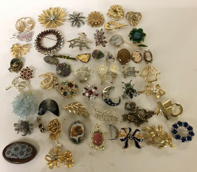 ESTATE LOT VINTAGE AND SOME CONTEMPORARY PINS AND: ESTATE LOT VINTAGE AND SOME CONTEMPORARY PINS AND BROOCHES FROM LOCAL ESTATE. GOD LOT TO SORT OUTâ€¦..