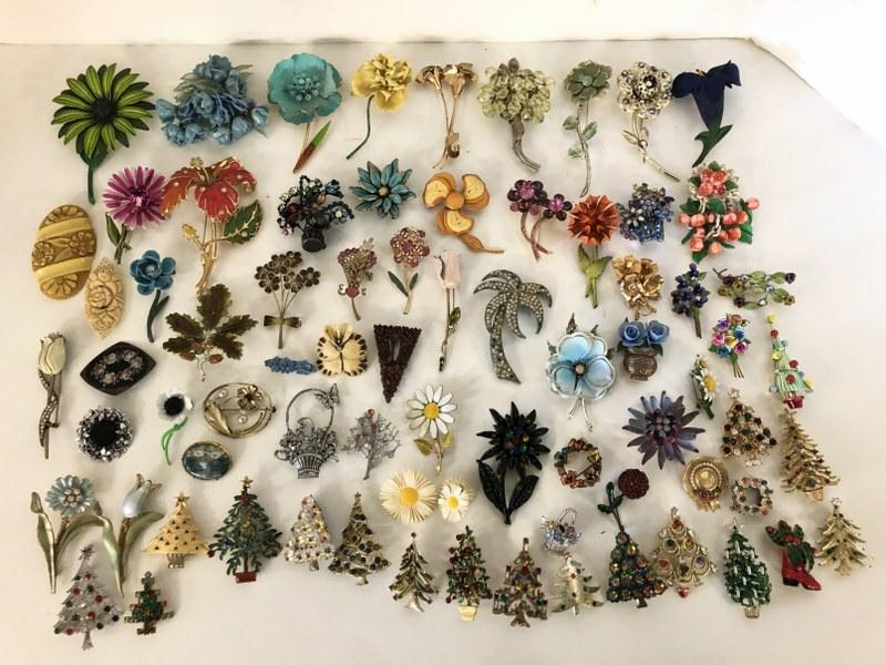 BIG LOT VINTAGE COSTUME JEWELRY FLORAL PINS & CHRITMAS (1 of 7)