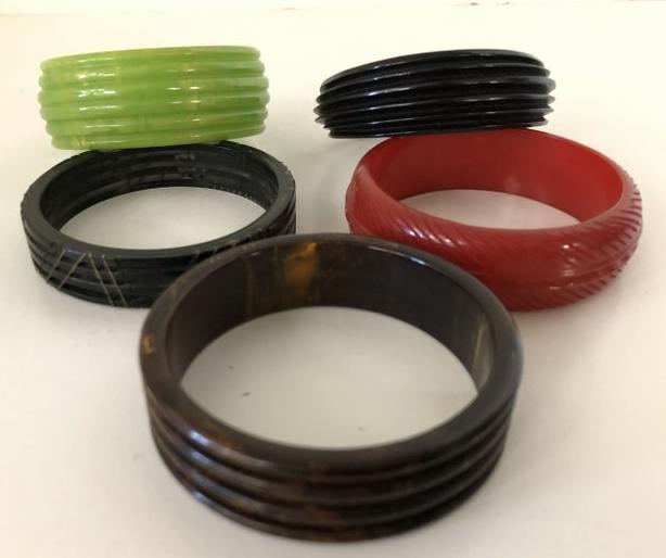BAKELITE (5) CARVED BRACELETS IN VERY NICE CONDITION, (1 of 6)